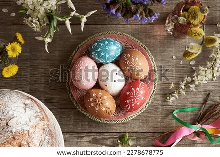 Easter eggs decorated with wax ornaments with spring flowers and mazanec - traditional Czech sweet Easter pastry Foto stock © 
