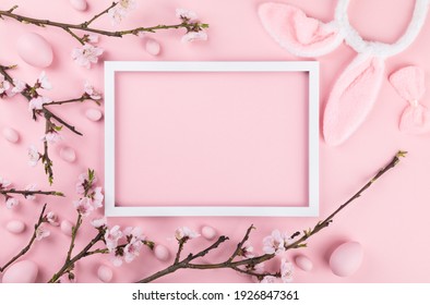 ピンクの薄い背景に白い空のカードとパステルの花とリボン 花柄のフレーム クリエイティブな挨拶 招待 ホリデーのコンセプト の写真素材 今すぐ編集