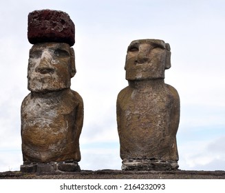 Easter Island Moai - Moai Are Monolithic  Figures Carved By The Rapa Nui People On Easter Island. The Average Moai  Is 13 Feet Tall And Weighs 14 Tons. 