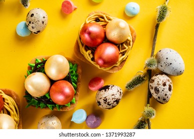 Ostergebäck auf gelbem Hintergrund – Stockfoto