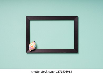 Easterly decorated frame with an easter egg leaving copy space