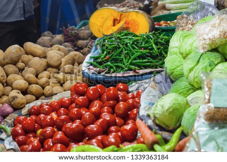 Similar – Verschiedene grüne Gemüsehaufen auf hellem Tisch : grüne Erbsen, Kohlrabi, Salat, Zucchini, Gurke, grüne Tomaten. Ansicht von oben. Sauberes vegetarisches Ess- und Kochkonzept. Lokales Gemüse vom Bauernhof