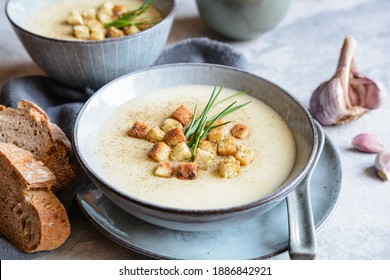 Faciles à faire une soupe crémeuse d'ail garnie de croûtons et de ciboulettes