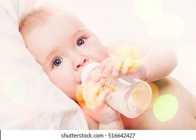 Bebe Tomando Biberon Fotos Imagenes Y Otros Productos Fotograficos De Stock Shutterstock