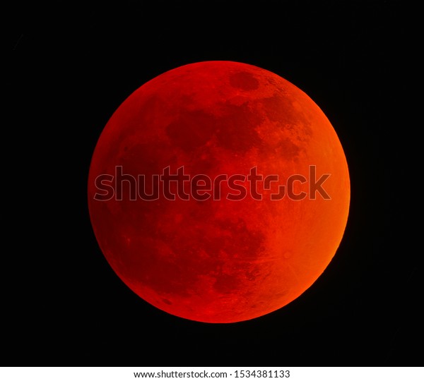 eclipse of super\
moon in the total eclipse\
phase