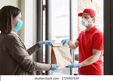 Eco-friendly Bag And Careful Delivery During Quarantine Concept. Coronavirus Protected Deliveryman Handing Package To Client In Medical Mask And Gloves On Doorstep Of House