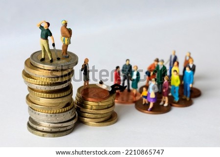 Economic inequality expressed by a difference in coin height