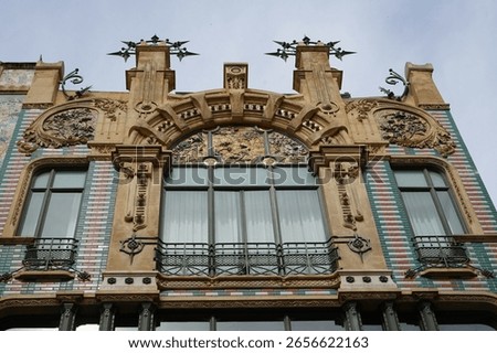 The Edificio El Águila was built in 1908 by the architect Gaspar Bennazar. The façade features balconies with corrugated iron railings, polychrome ceramics, and lush floral and plant decorations.