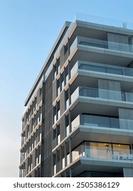 Edificio moderno con facciata in vetro e dettagli metallici; cielo limpido sullo sfondo.

Modern building with a glass facade and metallic details; clear sky in the background.