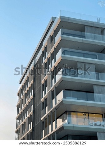 Edificio moderno con facciata in vetro e dettagli metallici; cielo limpido sullo sfondo.

Modern building with a glass facade and metallic details; clear sky in the background.