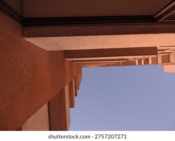 Edificio se eleva sobre un atardecer inminente