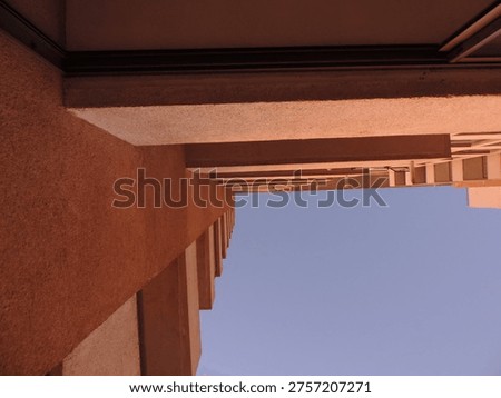 Edificio se eleva sobre un atardecer inminente