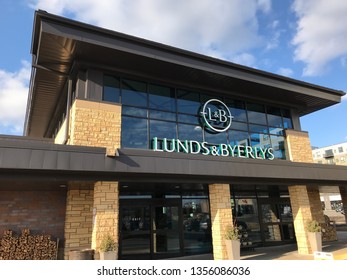 Edina, MN/USA. March 27, 2019. The exterior of a Lund’s and Byerlys, an upscale grocery store in Minnesota.
