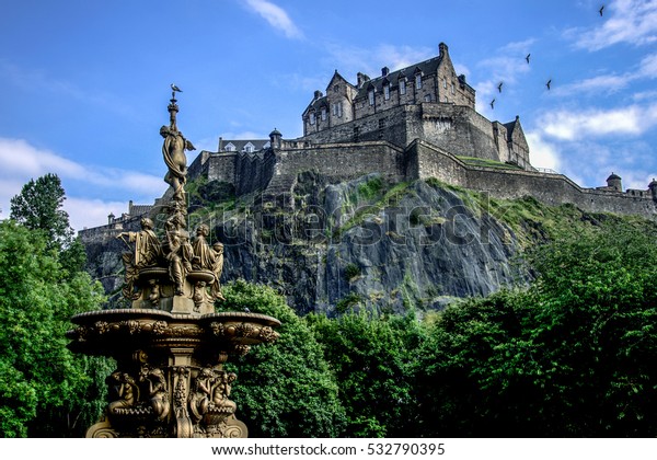 Edinburgh Castle Under Sommaren Skottland Stockfoto Redigera Nu 532790395