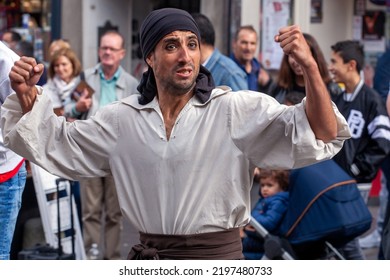 Edinburgh Festival Fringe 2022-5 Aug-29 Aug Edinburgh UK. Performers On The Street. Actors Of Street Theater And Musicians In Capitol Of Scotland. A Comedy Actor Performed On The Royal Mile. 