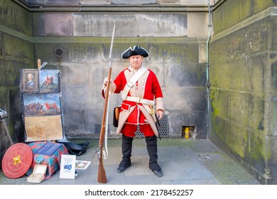 EDINBURGH - JUN. 18, 2022: British Soldier Reenactor On Royal Mile In Old Town Edinburgh, Scotland, UK. Old Town Edinburgh Is A UNESCO World Heritage Site Since 1995. 