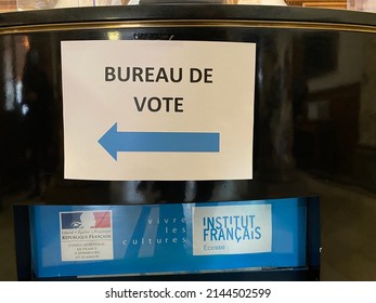 EDINBURGH, SCOTLAND - 10 April 2022 Sign Written In French With An Arrow Pointing Towards The Polling Station At The French Institute On Presidential Election Day