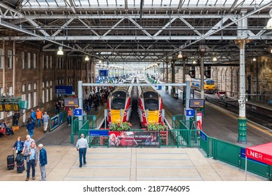 Edinburgh, Scotland, UK - July 2022: People Moving Around The Edinburgh Waverley Train Station In The Afternoon