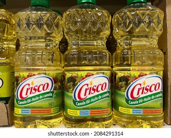 Edmonton, Canada - November 23, 2021: Bottles Of Crisco Canola Oil On Display On A Grocery Store Shelf