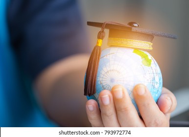 Bildung in der globalen Welt, Graduationsmütze auf Geschäftsleute, die eine Modellkarte für die Erdoberfläche mit Radarhintergrund in Händen halten. Konzept des globalen Wirtschaftsstudiums, im Ausland Bildung, Zurück zur Schule.
