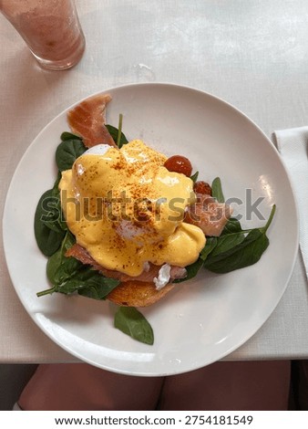 Eggs benny at a cafe