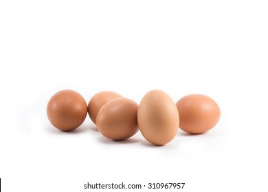 Eier einzeln auf weißem Hintergrund