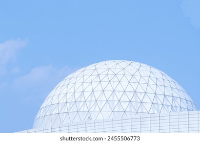 Eggshell-shaped building under blue sky: stockfoto