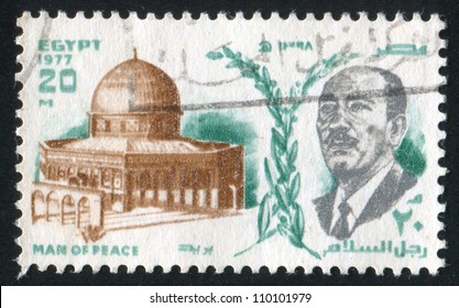 EGYPT - CIRCA 1977: Stamp Printed By Egypt, Shows President Anwar Sadat, Dome Of The Rock, Circa 1977