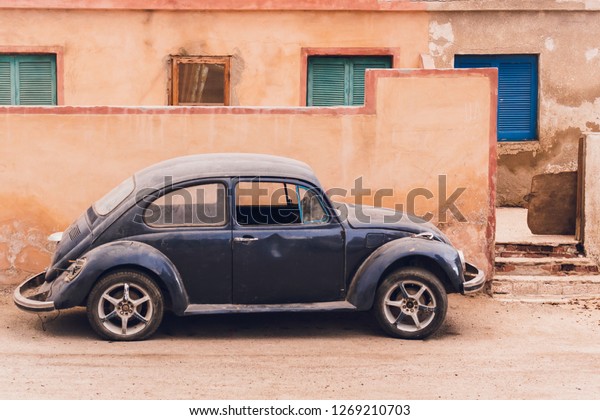 Egypt, Gurdaka - October 25, 2018: Old car parking\
front of a house.