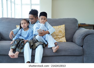 Eid Mubarak Celebration Moment, Malay Family Taking A Selfie.