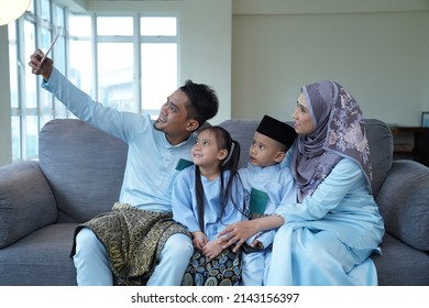 Eid Mubarak Celebration Moment, Malay Family Taking A Selfie. Father Taking A Selfie Of Her Family.