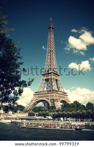 the Eiffel Tower and a boat with tourists on the river Seine in Paris at a summer day, Vintage Style, France, Eiffelturm und ein Ausflugsschiff auf der Seine in Paris an einem Sommertag, Frankreich,