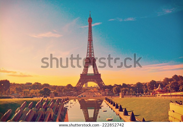 エッフェル塔と噴水 ジャルディン デュ トロカデロ 日の出のとき フランス パリ レトロなビンテージインスタグラムフィルタを使用した旅行の背景 の写真素材 今すぐ編集