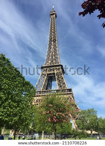 Eiffel Tower - frontward facing