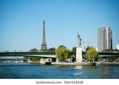 La tour Eiffel et la Seine avec la Statue de la Liberté Paris France