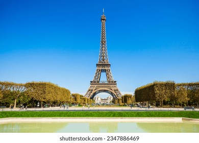 La Torre Eiffel o la Torre Eiffel es una torre de entramado de hierro forjado en el Campeón de Marte en París, Francia