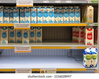 Eindhoven, The Netherlands -May 13 2022: Supermarket Empty Shelves, Grocery Store Out Of Stock.  Text: 'apologize, Temporary No Milk Available'. People Hoarding Food, Shortage. Jumbo, Boycott, Serie