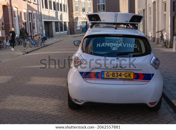 Eindhoven, The Netherlands - October 23 2021: Scan\
car of Dutch police, on roof 12 cameras. Spot number plates,\
checking vehicle owner has not paid a parking fee. Handhaving, part\
of a serie.