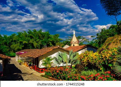 Eje Cafetero Colombia Lanscape Mountains Typical Sky Clouds Bamboo Houses Coffee Tourism Quindio Salento Cocora Andes Volcano
