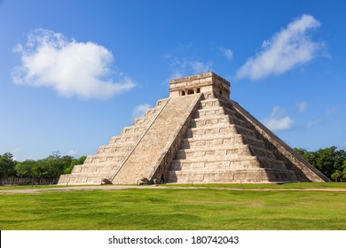 El Castillo (The Kukulkan Temple) of Chichen Itza, mayan pyramid in Yucatan, Mexico