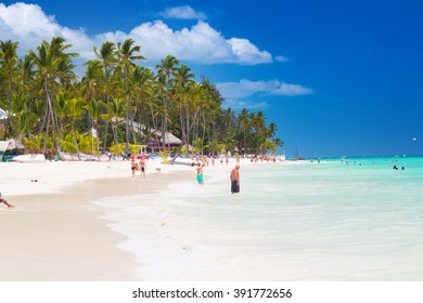 El Cortecito, Punta Cana, Dominican Republic- April 26, 2015: People Walking Along The Coastline And Sunbathing On One Of The Best Beach In Caribbean Area