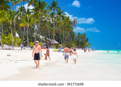 El Cortecito, Punta Cana, Dominican Republic- April 26, 2015: People Walking Along The Coastline And Sunbathing On One Of The Best Beach In Caribbean Area