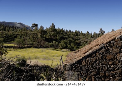 El Paso, La Palma, Spain - April 15, 2022: Typical Rural House Of The Canary Islands With The Cumbre Vieja Volcano In The Background. The End Of The Latest Eruption Was Announced On December 13, 2021.