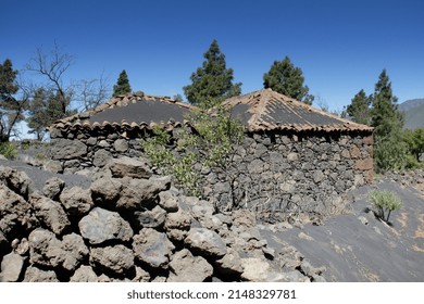 El Paso, La Palma, Spain - April 15, 2022: Typical Rural House Of La Palma Covered With Dark Ashes Resulting From The Eruption Of The Cumbre Vieja Volcano (September To December 2021).