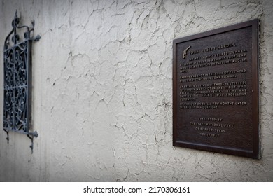 El Paso, Texas, USA - June 15, 2022: The Acme Saloon Stood On This Site At 274 East San Antonio Avenue.  The Most Notorious Gunfighter Of The Old West, John Wesley Hardin, Met His End Here In 1895.