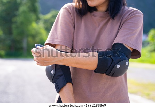 elbow pads for safety when play\
skateboard,protective\
pads