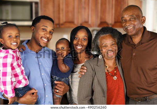 アフリカ系アメリカ人の年配の男性と女性が家族とポーズを取る の写真素材 今すぐ編集
