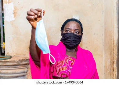 Elderly African Woman Wearing Face Mask Influencing Others People To Use Face Mask When Going Out . Black Senior Woman Showing People How To Use Nose Masks.  