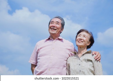 Elderly Couple Of Japanese Who Look Up To The Sky