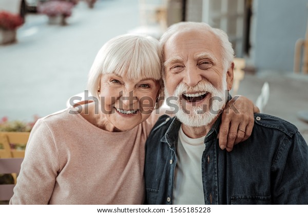 老夫婦 楽しくて楽しい老夫婦が 気分を楽しみながら微笑んでいる の写真素材 今すぐ編集